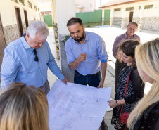 Secretário de Estado da Educação visita escola em Campo Largo e formaliza início de obras de reforma na instituição