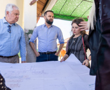 Secretário de Estado da Educação visita escola em Campo Largo e formaliza início de obras de reforma na instituição