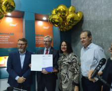 Diretor do BRDE PR; Wilson Bley Lipski, presidente da Finep Celso Pansera, ministra do MCTI Luciana Santos e secretário estadual da Ciência, Tecnologia e Ensino Superior Aldo Nelson Bona