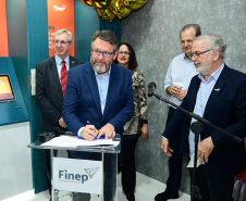 Diretor do BRDE PR; Wilson Bley Lipski, presidente da Finep Celso Pansera, ministra do MCTI Luciana Santos e secretário estadual da Ciência, Tecnologia e Ensino Superior Aldo Nelson Bona