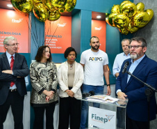 Diretor do BRDE PR; Wilson Bley Lipski, presidente da Finep Celso Pansera, ministra do MCTI Luciana Santos e secretário estadual da Ciência, Tecnologia e Ensino Superior Aldo Nelson Bona