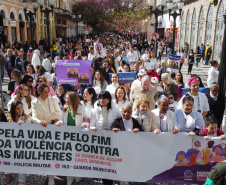 Curitiba, 22 de julho de 2023 - Dentro da programação da Campanha Paraná Unido no Combate ao Feminicídio, promovido pelo Governo do Estado, aconteceu caminhada pela Rua XV de Novembro, centro de Curitiba, com a participação da modelo Luiza Brunet.