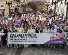 Curitiba, 22 de julho de 2023 - Dentro da programação da Campanha Paraná Unido no Combate ao Feminicídio, promovido pelo Governo do Estado, aconteceu caminhada pela Rua XV de Novembro, centro de Curitiba, com a participação da modelo Luiza Brunet.