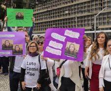 Curitiba, 22 de julho de 2023 - Dentro da programação da Campanha Paraná Unido no Combate ao Feminicídio, promovido pelo Governo do Estado, aconteceu caminhada pela Rua XV de Novembro, centro de Curitiba, com a participação da modelo Luiza Brunet.