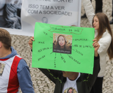 Curitiba, 22 de julho de 2023 - Dentro da programação da Campanha Paraná Unido no Combate ao Feminicídio, promovido pelo Governo do Estado, aconteceu caminhada pela Rua XV de Novembro, centro de Curitiba, com a participação da modelo Luiza Brunet.