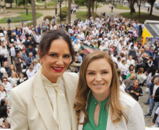 Curitiba, 22 de julho de 2023 - Dentro da programação da Campanha Paraná Unido no Combate ao Feminicídio, promovido pelo Governo do Estado, aconteceu caminhada pela Rua XV de Novembro, centro de Curitiba, com a participação da modelo Luiza Brunet.