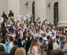 Curitiba, 22 de julho de 2023 - Dentro da programação da Campanha Paraná Unido no Combate ao Feminicídio, promovido pelo Governo do Estado, aconteceu caminhada pela Rua XV de Novembro, centro de Curitiba, com a participação da modelo Luiza Brunet.