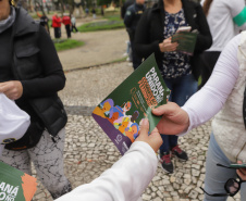 Curitiba, 22 de julho de 2023 - Dentro da programação da Campanha Paraná Unido no Combate ao Feminicídio, promovido pelo Governo do Estado, aconteceu caminhada pela Rua XV de Novembro, centro de Curitiba, com a participação da modelo Luiza Brunet.
