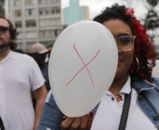 Curitiba, 22 de julho de 2023 - Dentro da programação da Campanha Paraná Unido no Combate ao Feminicídio, promovido pelo Governo do Estado, aconteceu caminhada pela Rua XV de Novembro, centro de Curitiba, com a participação da modelo Luiza Brunet.