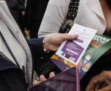 Curitiba, 22 de julho de 2023 - Dentro da programação da Campanha Paraná Unido no Combate ao Feminicídio, promovido pelo Governo do Estado, aconteceu caminhada pela Rua XV de Novembro, centro de Curitiba, com a participação da modelo Luiza Brunet.