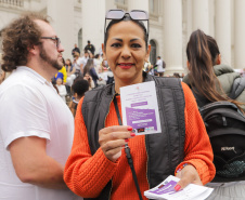 Curitiba, 22 de julho de 2023 - Dentro da programação da Campanha Paraná Unido no Combate ao Feminicídio, promovido pelo Governo do Estado, aconteceu caminhada pela Rua XV de Novembro, centro de Curitiba, com a participação da modelo Luiza Brunet.