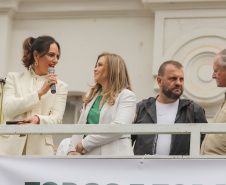 Curitiba, 22 de julho de 2023 - Dentro da programação da Campanha Paraná Unido no Combate ao Feminicídio, promovido pelo Governo do Estado, aconteceu caminhada pela Rua XV de Novembro, centro de Curitiba, com a participação da modelo Luiza Brunet.