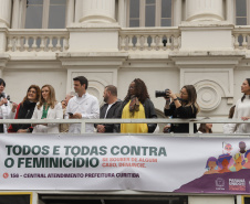 Curitiba, 22 de julho de 2023 - Dentro da programação da Campanha Paraná Unido no Combate ao Feminicídio, promovido pelo Governo do Estado, aconteceu caminhada pela Rua XV de Novembro, centro de Curitiba, com a participação da modelo Luiza Brunet.