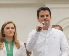 Curitiba, 22 de julho de 2023 - Dentro da programação da Campanha Paraná Unido no Combate ao Feminicídio, promovido pelo Governo do Estado, aconteceu caminhada pela Rua XV de Novembro, centro de Curitiba, com a participação da modelo Luiza Brunet.