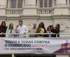 Curitiba, 22 de julho de 2023 - Dentro da programação da Campanha Paraná Unido no Combate ao Feminicídio, promovido pelo Governo do Estado, aconteceu caminhada pela Rua XV de Novembro, centro de Curitiba, com a participação da modelo Luiza Brunet.