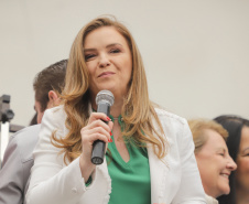 Curitiba, 22 de julho de 2023 - Dentro da programação da Campanha Paraná Unido no Combate ao Feminicídio, promovido pelo Governo do Estado, aconteceu caminhada pela Rua XV de Novembro, centro de Curitiba, com a participação da modelo Luiza Brunet.