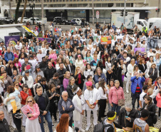 Curitiba, 22 de julho de 2023 - Dentro da programação da Campanha Paraná Unido no Combate ao Feminicídio, promovido pelo Governo do Estado, aconteceu caminhada pela Rua XV de Novembro, centro de Curitiba, com a participação da modelo Luiza Brunet.