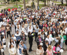 Curitiba, 22 de julho de 2023 - Dentro da programação da Campanha Paraná Unido no Combate ao Feminicídio, promovido pelo Governo do Estado, aconteceu caminhada pela Rua XV de Novembro, centro de Curitiba, com a participação da modelo Luiza Brunet.