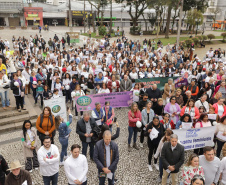 Curitiba, 22 de julho de 2023 - Dentro da programação da Campanha Paraná Unido no Combate ao Feminicídio, promovido pelo Governo do Estado, aconteceu caminhada pela Rua XV de Novembro, centro de Curitiba, com a participação da modelo Luiza Brunet.