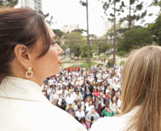 Curitiba, 22 de julho de 2023 - Dentro da programação da Campanha Paraná Unido no Combate ao Feminicídio, promovido pelo Governo do Estado, aconteceu caminhada pela Rua XV de Novembro, centro de Curitiba, com a participação da modelo Luiza Brunet.