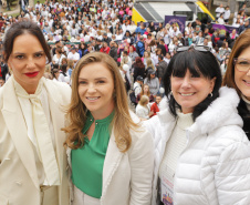 Curitiba, 22 de julho de 2023 - Dentro da programação da Campanha Paraná Unido no Combate ao Feminicídio, promovido pelo Governo do Estado, aconteceu caminhada pela Rua XV de Novembro, centro de Curitiba, com a participação da modelo Luiza Brunet.