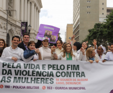 Curitiba, 22 de julho de 2023 - Dentro da programação da Campanha Paraná Unido no Combate ao Feminicídio, promovido pelo Governo do Estado, aconteceu caminhada pela Rua XV de Novembro, centro de Curitiba, com a participação da modelo Luiza Brunet.