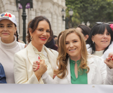 Curitiba, 22 de julho de 2023 - Dentro da programação da Campanha Paraná Unido no Combate ao Feminicídio, promovido pelo Governo do Estado, aconteceu caminhada pela Rua XV de Novembro, centro de Curitiba, com a participação da modelo Luiza Brunet.