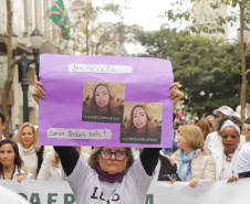 Curitiba, 22 de julho de 2023 - Dentro da programação da Campanha Paraná Unido no Combate ao Feminicídio, promovido pelo Governo do Estado, aconteceu caminhada pela Rua XV de Novembro, centro de Curitiba, com a participação da modelo Luiza Brunet.