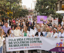 Curitiba, 22 de julho de 2023 - Dentro da programação da Campanha Paraná Unido no Combate ao Feminicídio, promovido pelo Governo do Estado, aconteceu caminhada pela Rua XV de Novembro, centro de Curitiba, com a participação da modelo Luiza Brunet.