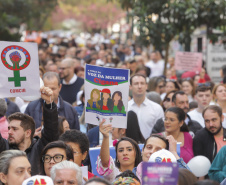 Curitiba, 22 de julho de 2023 - Dentro da programação da Campanha Paraná Unido no Combate ao Feminicídio, promovido pelo Governo do Estado, aconteceu caminhada pela Rua XV de Novembro, centro de Curitiba, com a participação da modelo Luiza Brunet.
