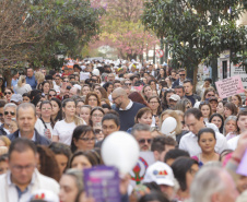 Curitiba, 22 de julho de 2023 - Dentro da programação da Campanha Paraná Unido no Combate ao Feminicídio, promovido pelo Governo do Estado, aconteceu caminhada pela Rua XV de Novembro, centro de Curitiba, com a participação da modelo Luiza Brunet.