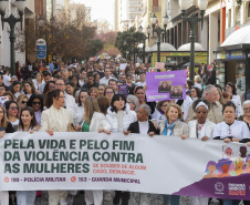 Curitiba, 22 de julho de 2023 - Dentro da programação da Campanha Paraná Unido no Combate ao Feminicídio, promovido pelo Governo do Estado, aconteceu caminhada pela Rua XV de Novembro, centro de Curitiba, com a participação da modelo Luiza Brunet.