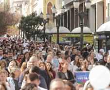 Curitiba, 22 de julho de 2023 - Dentro da programação da Campanha Paraná Unido no Combate ao Feminicídio, promovido pelo Governo do Estado, aconteceu caminhada pela Rua XV de Novembro, centro de Curitiba, com a participação da modelo Luiza Brunet.
