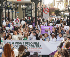 Curitiba, 22 de julho de 2023 - Dentro da programação da Campanha Paraná Unido no Combate ao Feminicídio, promovido pelo Governo do Estado, aconteceu caminhada pela Rua XV de Novembro, centro de Curitiba, com a participação da modelo Luiza Brunet.