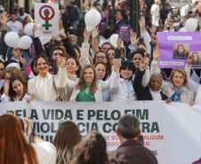 Curitiba, 22 de julho de 2023 - Dentro da programação da Campanha Paraná Unido no Combate ao Feminicídio, promovido pelo Governo do Estado, aconteceu caminhada pela Rua XV de Novembro, centro de Curitiba, com a participação da modelo Luiza Brunet.