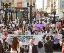 Curitiba, 22 de julho de 2023 - Dentro da programação da Campanha Paraná Unido no Combate ao Feminicídio, promovido pelo Governo do Estado, aconteceu caminhada pela Rua XV de Novembro, centro de Curitiba, com a participação da modelo Luiza Brunet.