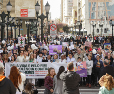 Curitiba, 22 de julho de 2023 - Dentro da programação da Campanha Paraná Unido no Combate ao Feminicídio, promovido pelo Governo do Estado, aconteceu caminhada pela Rua XV de Novembro, centro de Curitiba, com a participação da modelo Luiza Brunet.