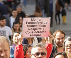 Curitiba, 22 de julho de 2023 - Dentro da programação da Campanha Paraná Unido no Combate ao Feminicídio, promovido pelo Governo do Estado, aconteceu caminhada pela Rua XV de Novembro, centro de Curitiba, com a participação da modelo Luiza Brunet.