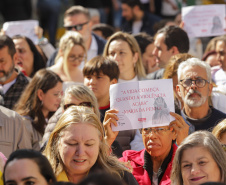 Curitiba, 22 de julho de 2023 - Dentro da programação da Campanha Paraná Unido no Combate ao Feminicídio, promovido pelo Governo do Estado, aconteceu caminhada pela Rua XV de Novembro, centro de Curitiba, com a participação da modelo Luiza Brunet.