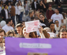 Curitiba, 22 de julho de 2023 - Dentro da programação da Campanha Paraná Unido no Combate ao Feminicídio, promovido pelo Governo do Estado, aconteceu caminhada pela Rua XV de Novembro, centro de Curitiba, com a participação da modelo Luiza Brunet.