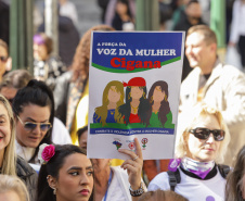 Curitiba, 22 de julho de 2023 - Dentro da programação da Campanha Paraná Unido no Combate ao Feminicídio, promovido pelo Governo do Estado, aconteceu caminhada pela Rua XV de Novembro, centro de Curitiba, com a participação da modelo Luiza Brunet.