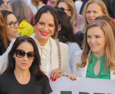 Curitiba, 22 de julho de 2023 - Dentro da programação da Campanha Paraná Unido no Combate ao Feminicídio, promovido pelo Governo do Estado, aconteceu caminhada pela Rua XV de Novembro, centro de Curitiba, com a participação da modelo Luiza Brunet.
