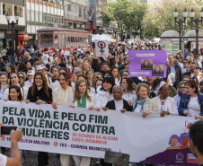 Curitiba, 22 de julho de 2023 - Dentro da programação da Campanha Paraná Unido no Combate ao Feminicídio, promovido pelo Governo do Estado, aconteceu caminhada pela Rua XV de Novembro, centro de Curitiba, com a participação da modelo Luiza Brunet.
