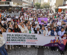 Curitiba, 22 de julho de 2023 - Dentro da programação da Campanha Paraná Unido no Combate ao Feminicídio, promovido pelo Governo do Estado, aconteceu caminhada pela Rua XV de Novembro, centro de Curitiba, com a participação da modelo Luiza Brunet.