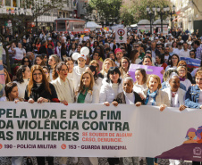 Curitiba, 22 de julho de 2023 - Dentro da programação da Campanha Paraná Unido no Combate ao Feminicídio, promovido pelo Governo do Estado, aconteceu caminhada pela Rua XV de Novembro, centro de Curitiba, com a participação da modelo Luiza Brunet.