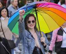 Curitiba, 22 de julho de 2023 - Dentro da programação da Campanha Paraná Unido no Combate ao Feminicídio, promovido pelo Governo do Estado, aconteceu caminhada pela Rua XV de Novembro, centro de Curitiba, com a participação da modelo Luiza Brunet.