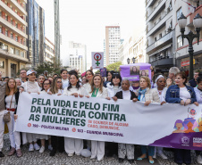 Curitiba, 22 de julho de 2023 - Dentro da programação da Campanha Paraná Unido no Combate ao Feminicídio, promovido pelo Governo do Estado, aconteceu caminhada pela Rua XV de Novembro, centro de Curitiba, com a participação da modelo Luiza Brunet.