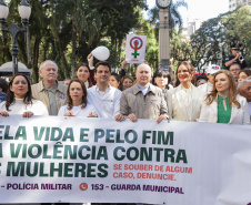 Curitiba, 22 de julho de 2023 - Dentro da programação da Campanha Paraná Unido no Combate ao Feminicídio, promovido pelo Governo do Estado, aconteceu caminhada pela Rua XV de Novembro, centro de Curitiba, com a participação da modelo Luiza Brunet.