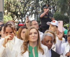 Curitiba, 22 de julho de 2023 - Dentro da programação da Campanha Paraná Unido no Combate ao Feminicídio, promovido pelo Governo do Estado, aconteceu caminhada pela Rua XV de Novembro, centro de Curitiba, com a participação da modelo Luiza Brunet.