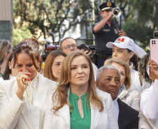 Curitiba, 22 de julho de 2023 - Dentro da programação da Campanha Paraná Unido no Combate ao Feminicídio, promovido pelo Governo do Estado, aconteceu caminhada pela Rua XV de Novembro, centro de Curitiba, com a participação da modelo Luiza Brunet.